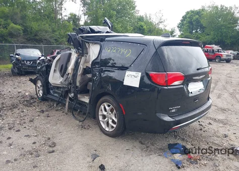 2017 Chrysler Pacifica Touring-L Plus z USA, uszkodzony, nr VIN 2C4RC1EG0HR752728